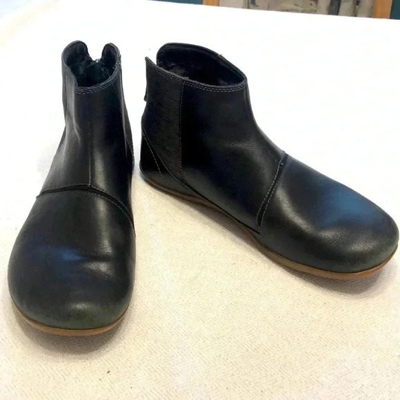 Ahnu Leela ankle boots.  Black leather and fabric upper w/ rubber sole. Size 8.5 - Picture 1 of 12